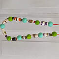 Selbst gebastelter Schmuck mit Altpapier-Perlen