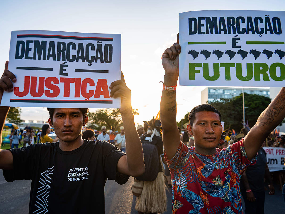 Zwei junge Indigene protestieren für ihre Rechte © Edgar Kanaykõ / WWF Brazil Zwei junge Indigene protestieren für ihre Rechte © Edgar Kanaykõ / WWF Brazil