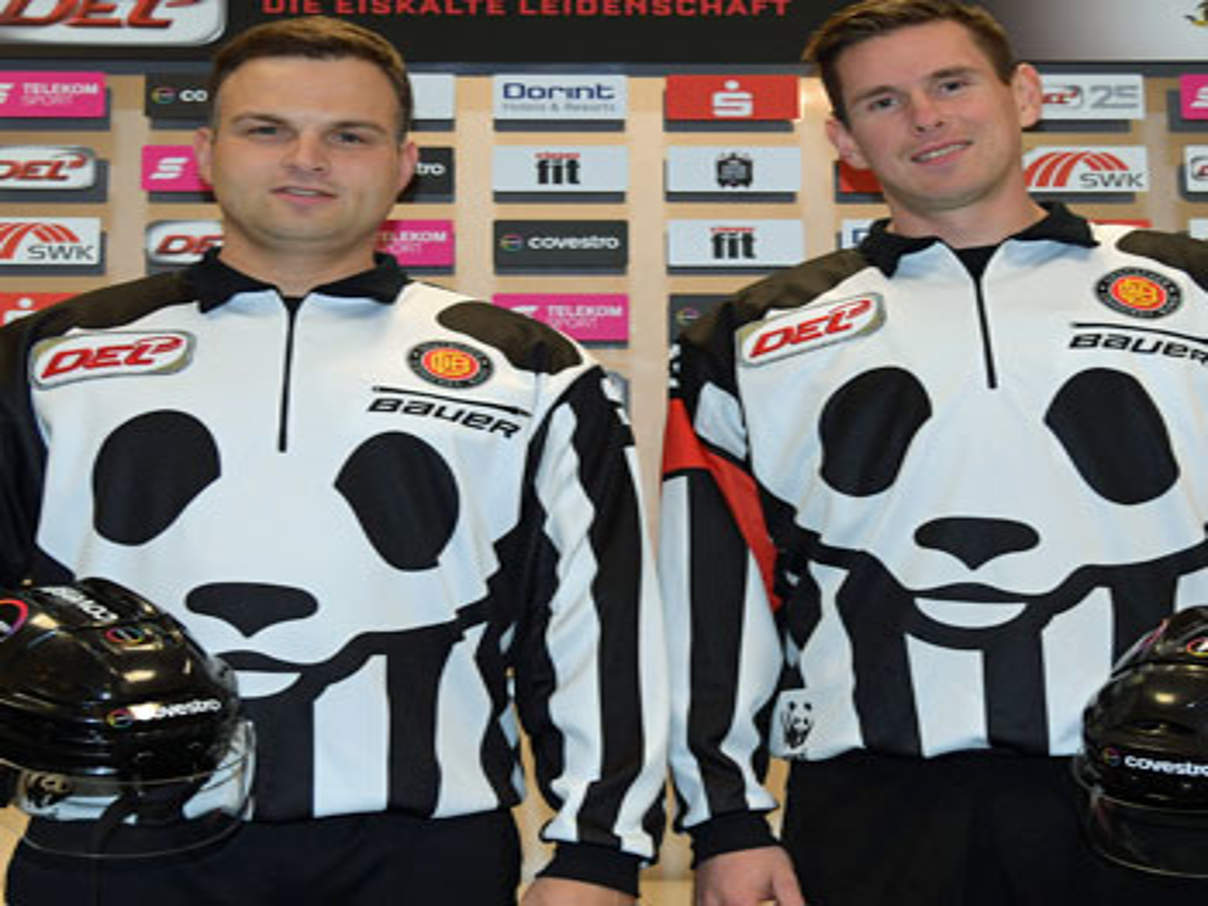 DEL-Referees im WWF-Trikot © DEL