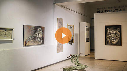 Online erkunden Sie auf eigene Faust die virtuelle Kunstaustellung „Land der Schneeleoparden“. Eintritt: kostenlos. Öffnungszeiten: rund um die Uhr offen. © WWF Mongolei