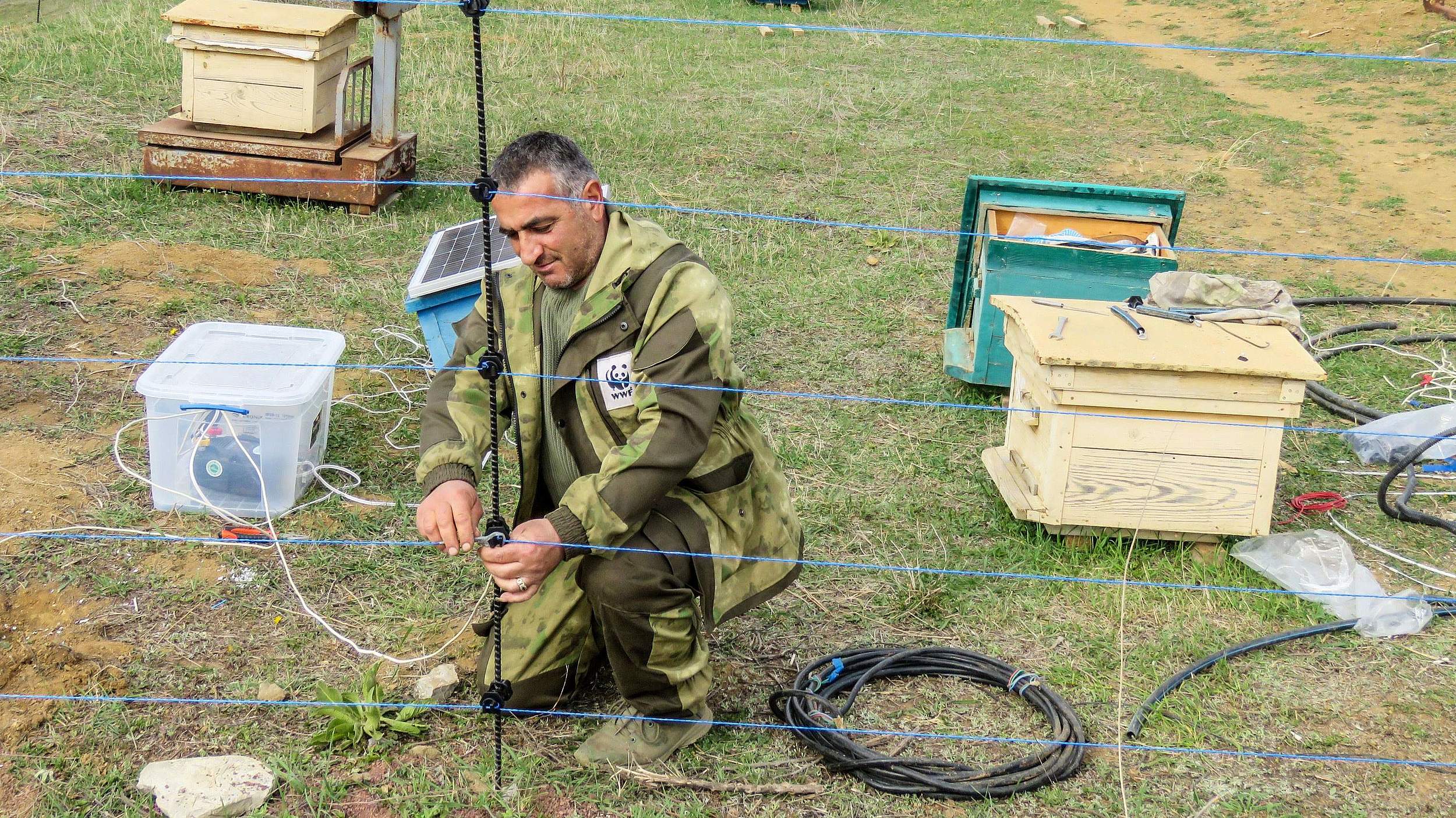 Caretaker Tsatryan beim Aufbau eines Elektrozauns © WWF Armenien / Vasil Ananian