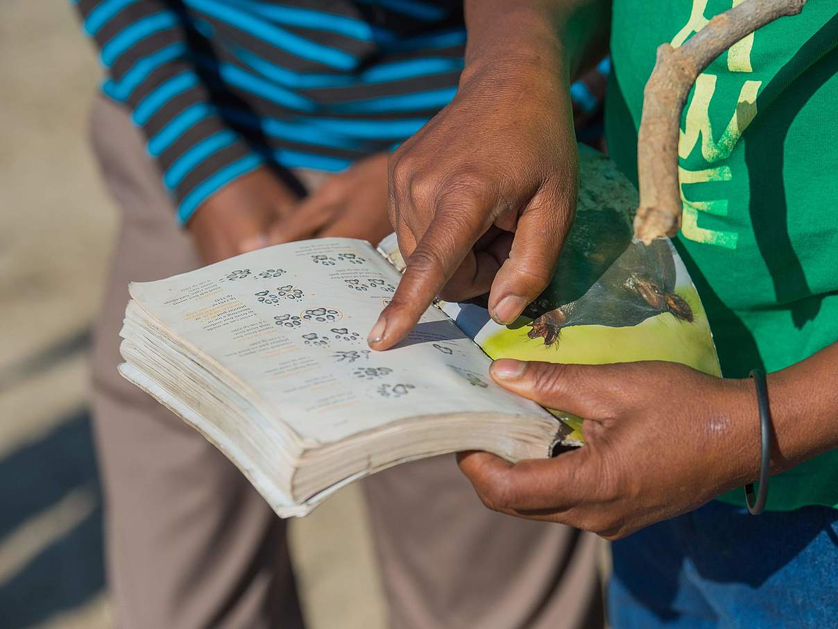 Khwe lernen Spuren lesen © Gareth Bentley / WWF-US