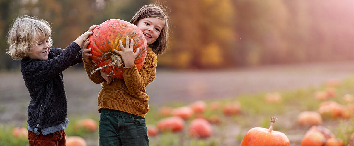 Kinder mit Kürbissen