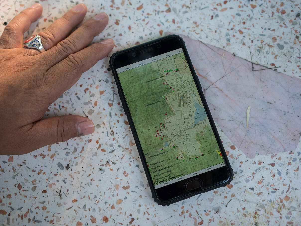 Die Karte auf dem Smartphone zeigt Standorte von Kamerafallen im Kui Buri Nationalpark in Thailand 