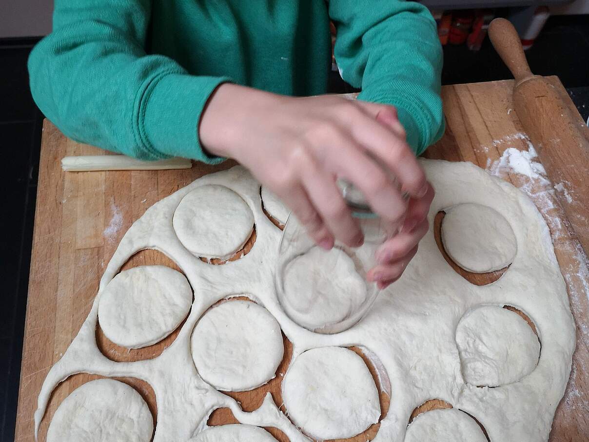 Den Teig für die Mini-Pizza-Muscheln ausstechen