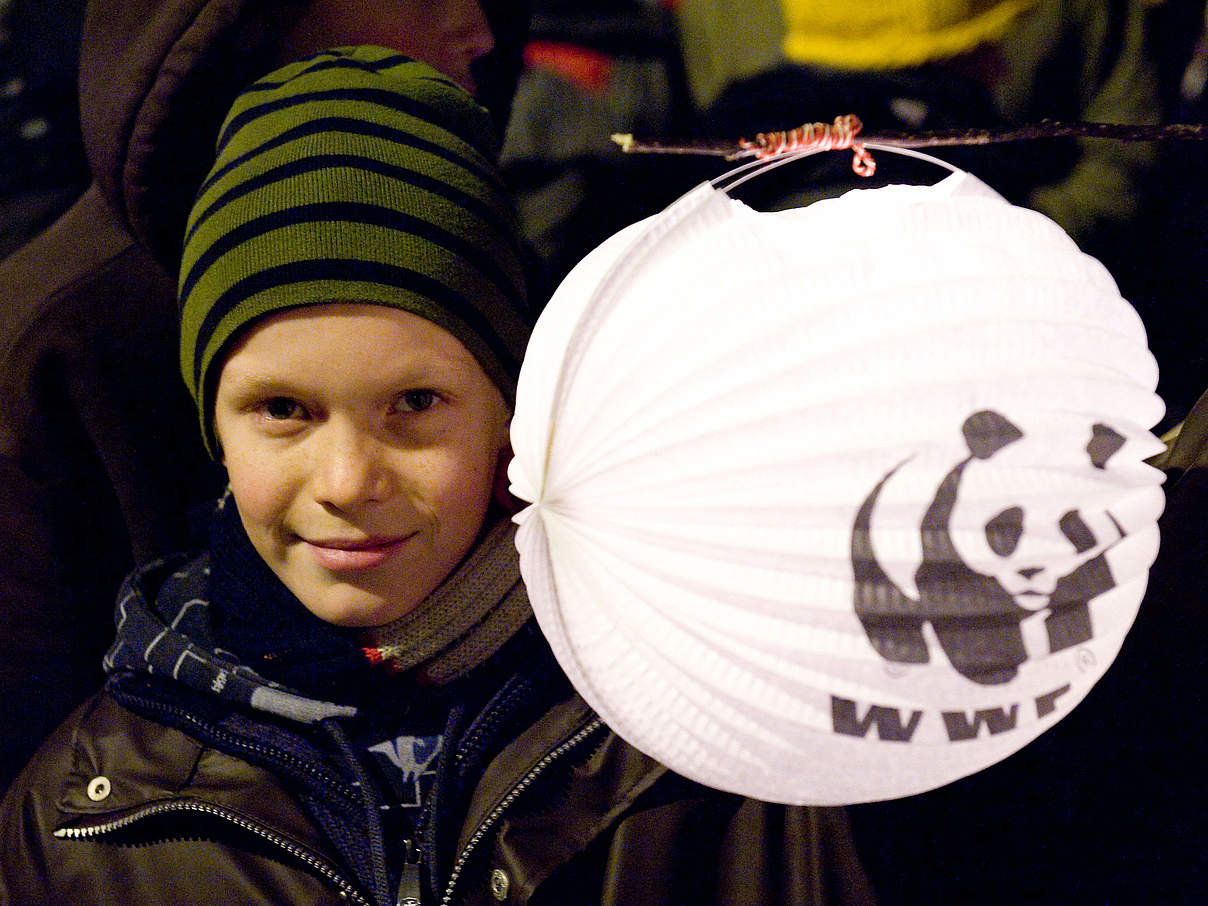 Kind mit WWF-Lampion © Richard Stonehouse / WWF