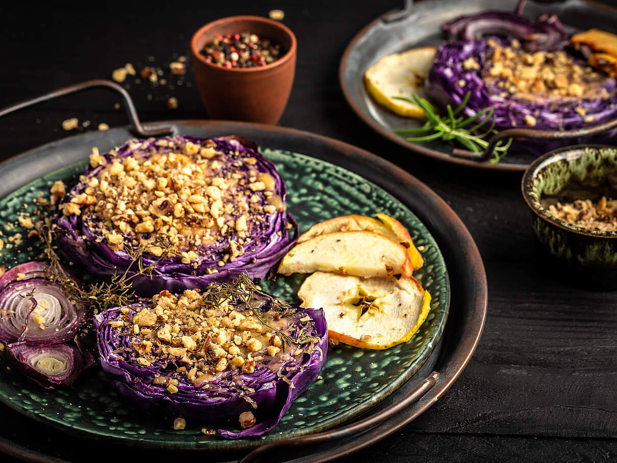 Veganes Rotkohl Gericht, festlich angerichtet