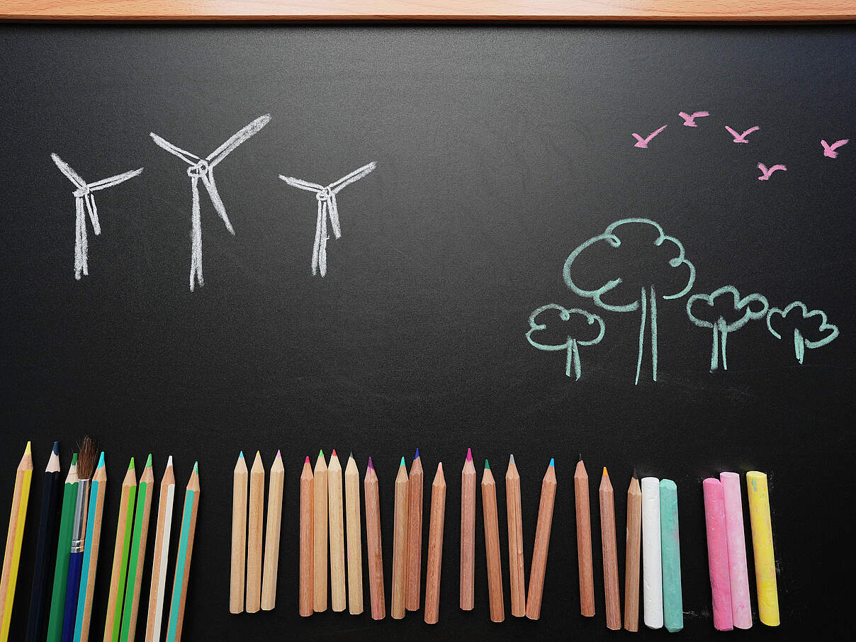 Eine bemalte Tafel und bunte Stifte