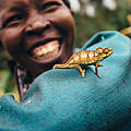 Frau mit Chamaeleon © Jonathan Caramanus / Green Renaissance / WWF UK
