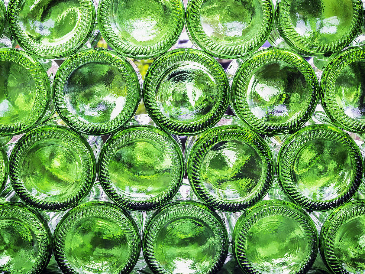 Grüne Flaschenböden aus Glas © manus1550/iStock/Getty Images