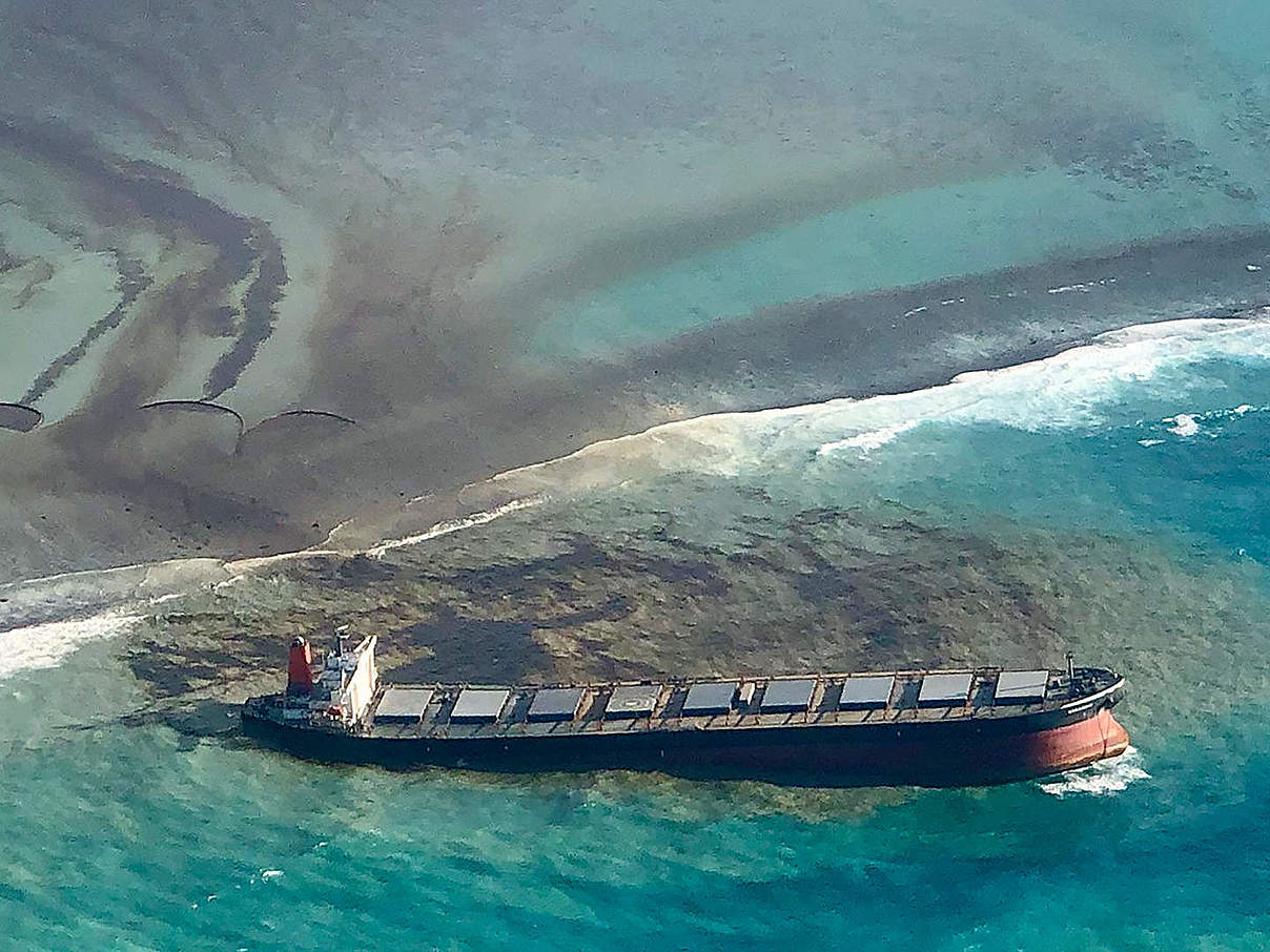 Havarierter Öl-Tanker vor Mauritius © Eric Villars / Picture Alliance / Associated Press