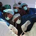 Dr. Bosolo hilft verletzten Frauen © Kirchenkreis Bolenge