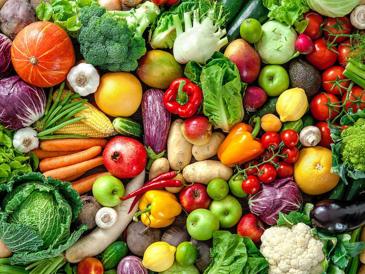 Obst und Gemüse sind bunt, gesund und vielfältig © Alex Raths / iStock GettyImages