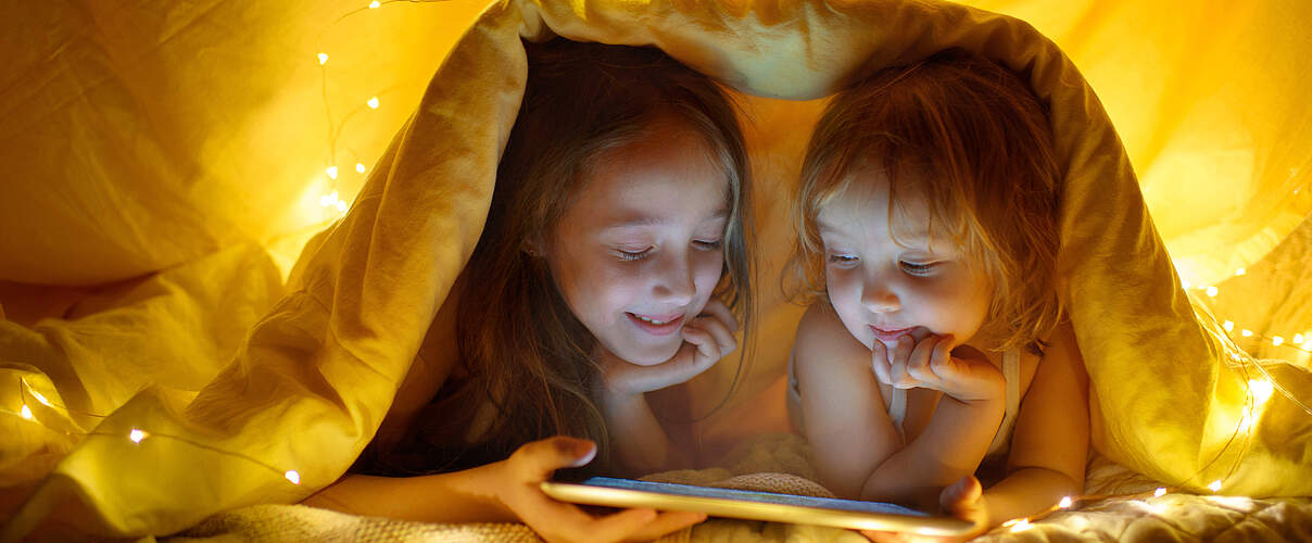 Kinder spielen mit einem Tablet © Anastasiia Boriagina / iStock / Getty Images