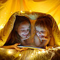 Kinder spielen mit einem Tablet © Anastasiia Boriagina / iStock / Getty Images