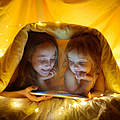 Kinder spielen mit einem Tablet © Anastasiia Boriagina / iStock / Getty Images
