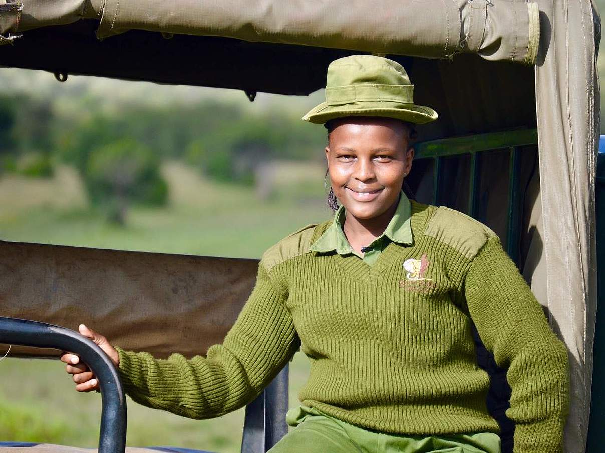 Rangerin im Mara Siana Gemeindeschutzgebiet © Judy Kosgei / WWF-Kenya