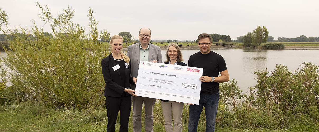 Bundesumweltminister Carsten Schneider und der niedersächsische Umweltminister Christian Meyer übergeben den Förderbescheid für das Naturschutzgroßprojekt Krautsand.