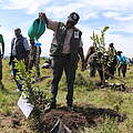 Ein WWF-Mitarbeiter sind bei der Unterzeichnung des Vertrages ebenfalls dabei © WWF Kenia