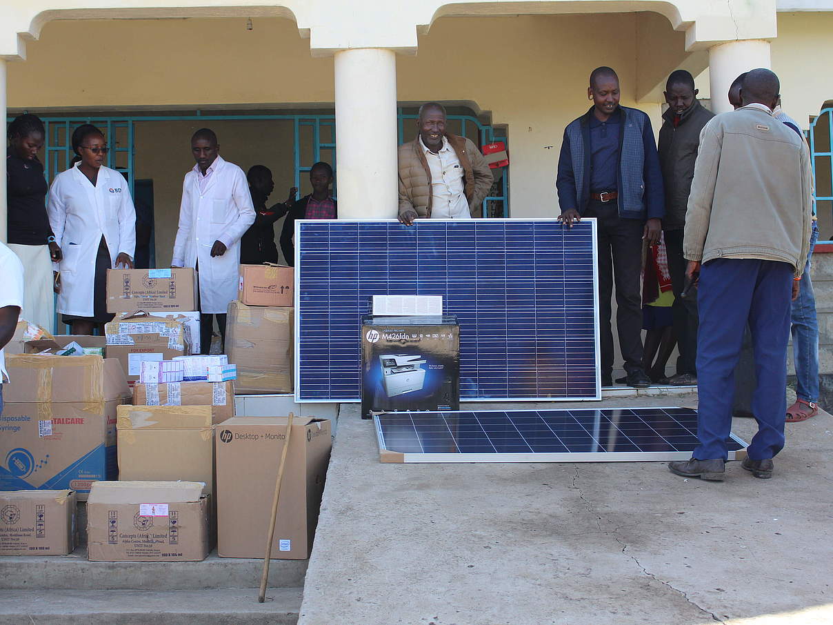 Materiallieferung für das neue Gesundheitscenter © Austine Okande / WWF Kenia