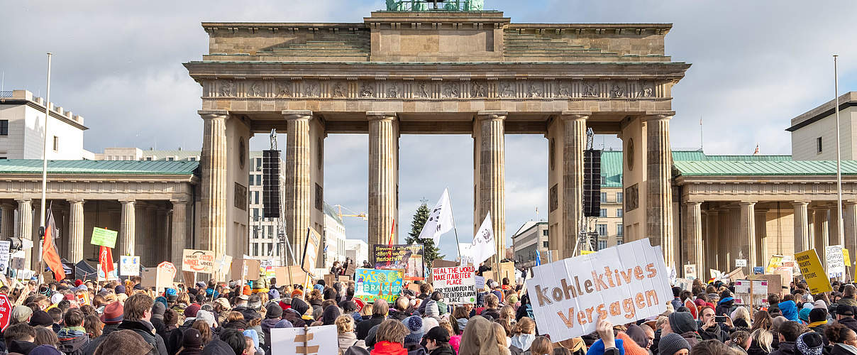 Teilnehmer der Klimademo vor dem Brandenburger Tor in Berlin © Alexander Paul Brandes / WWF