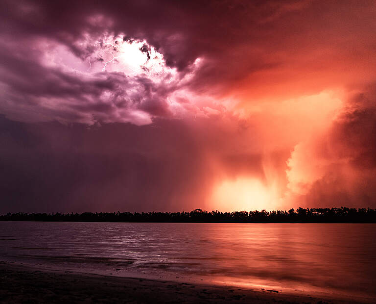 Waldbrand und Gewitter im Pantanal © WWF-Paraguay / Henry Maillet and Jeff Wong