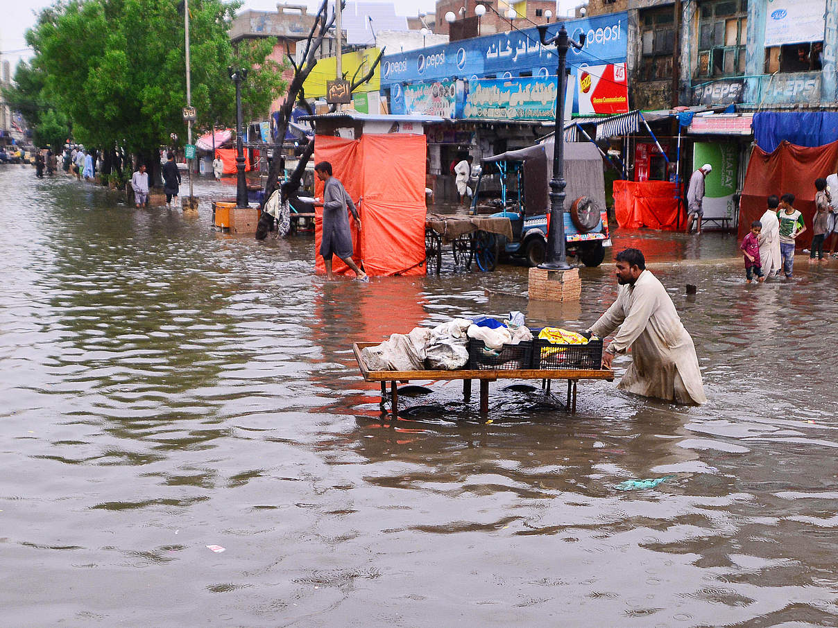 Menschen retten ihr Hab und Gut in Pakistan © imago / Xinhua Menschen retten ihr Hab und Gut in Pakistan © imago / Xinhua