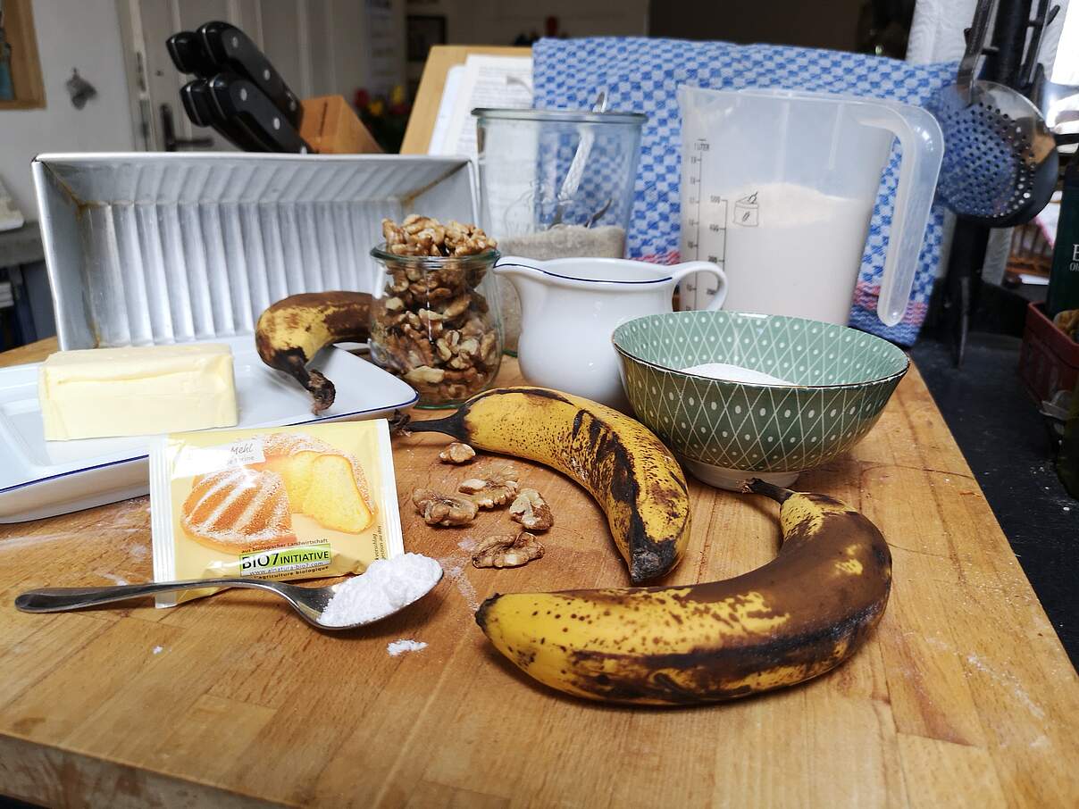 Bananenbrot-Zutaten auf einem Tisch
