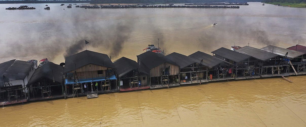 Haus an Haus reihen sich die Behausen und Arbeitsstätten der illegalen Goldgräber © picture alliance / ASSOCIATED PRESS | Edmar Barros