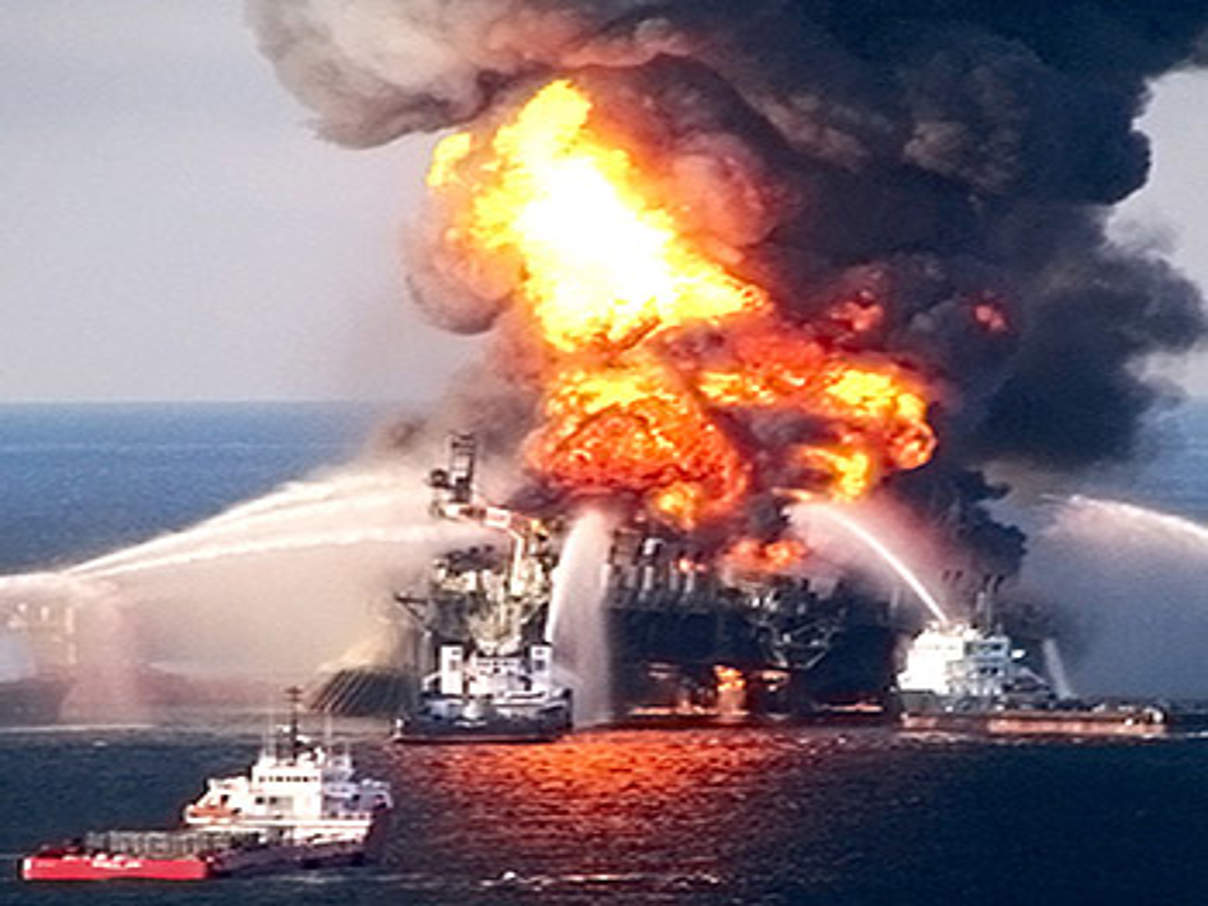Schiffe versuchen das Feuer auf der Deepwater Horizon zu löschen © United-States Coast Guard