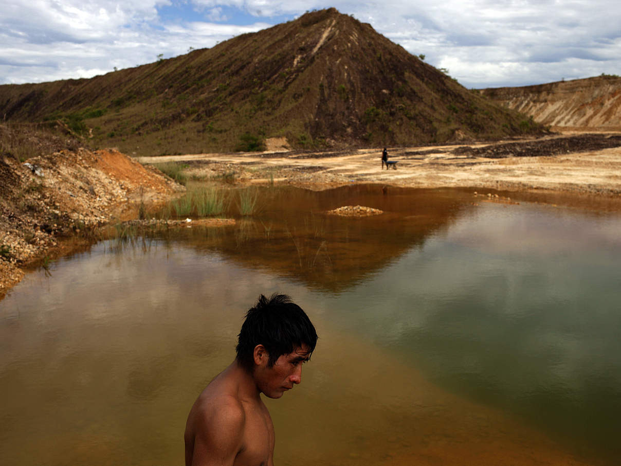 Anwohner an einer Lagune in der Nähe der Minen von Huepetuhe in Peru © WWF / Dado Galdieri