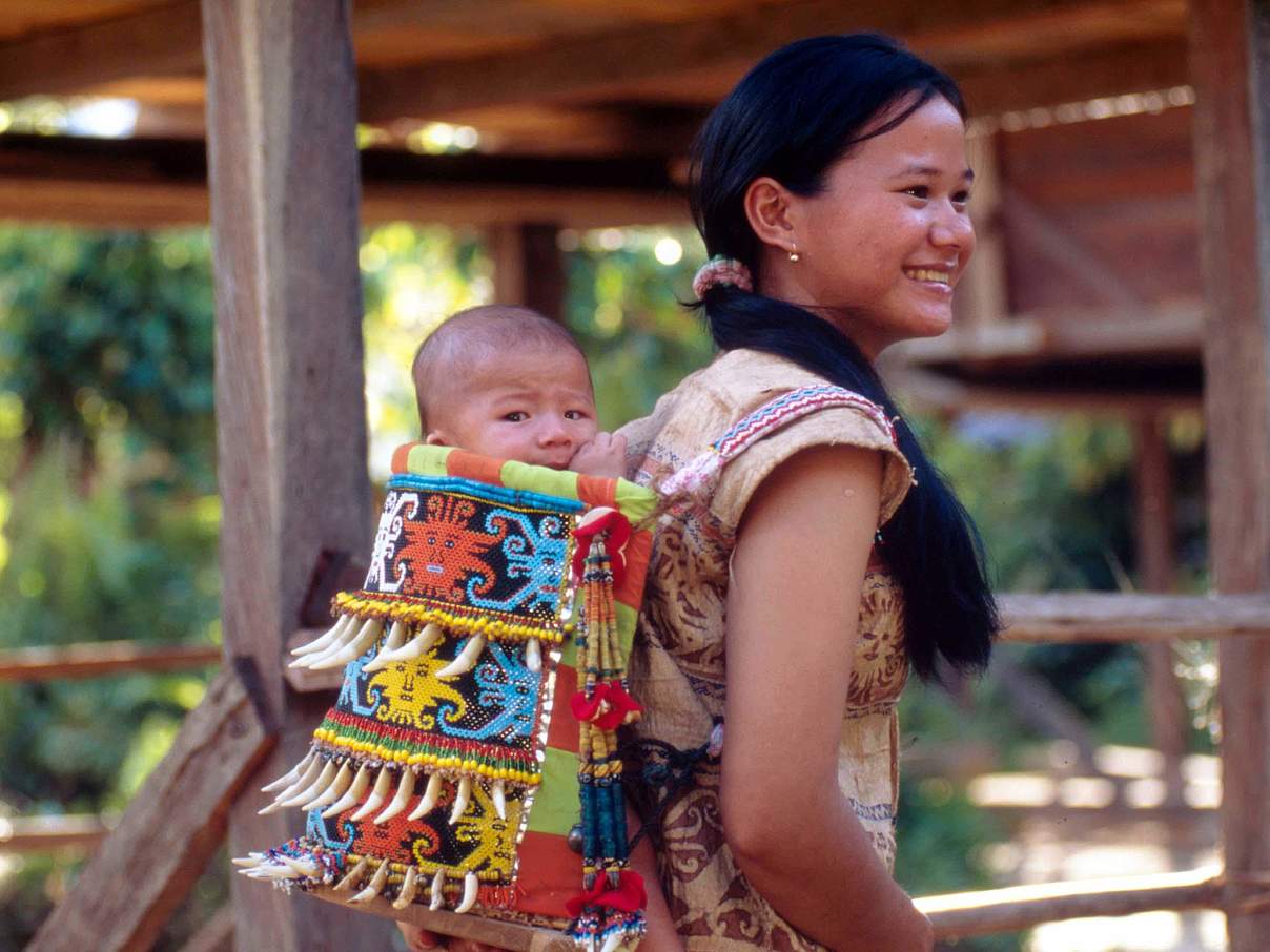 Dayak auf Borneo © Alain Compost / WWF