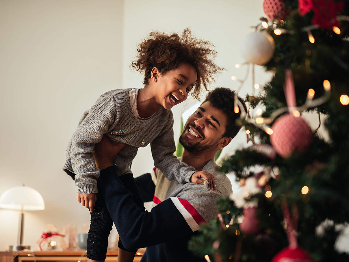 Lachend vor dem Weihnachtsbaum © GettyImages Lachend vor dem Weihnachtsbaum © GettyImages