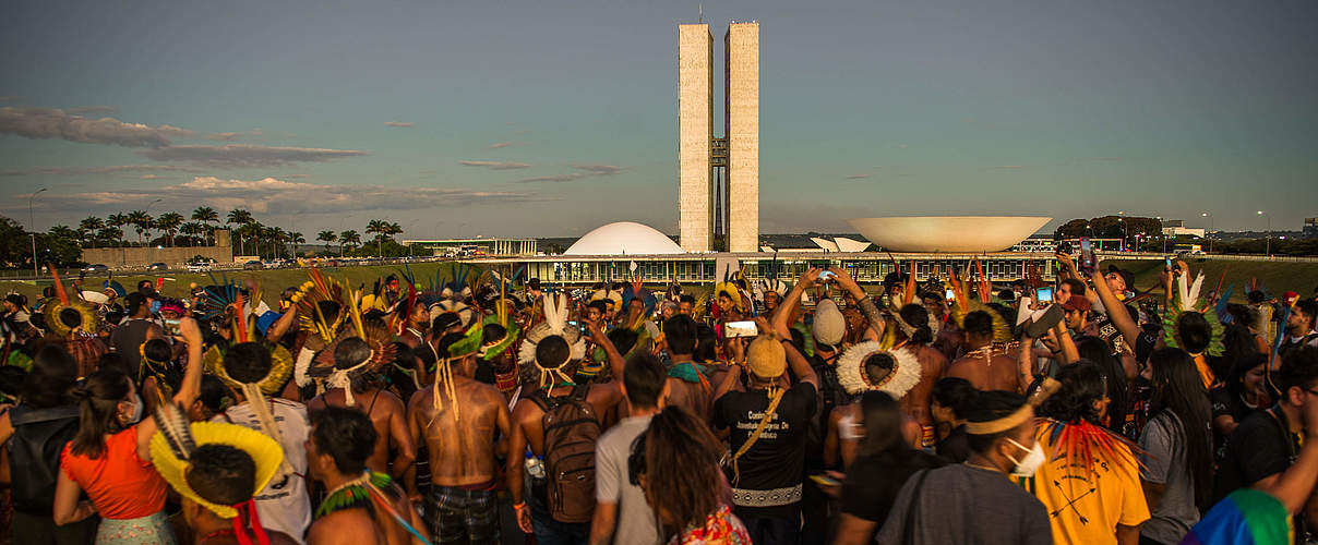 Indigene Gruppen protestieren vor dem Nationalkongress in Brasilia © Edgar Kanaykô / WWF Brasilien