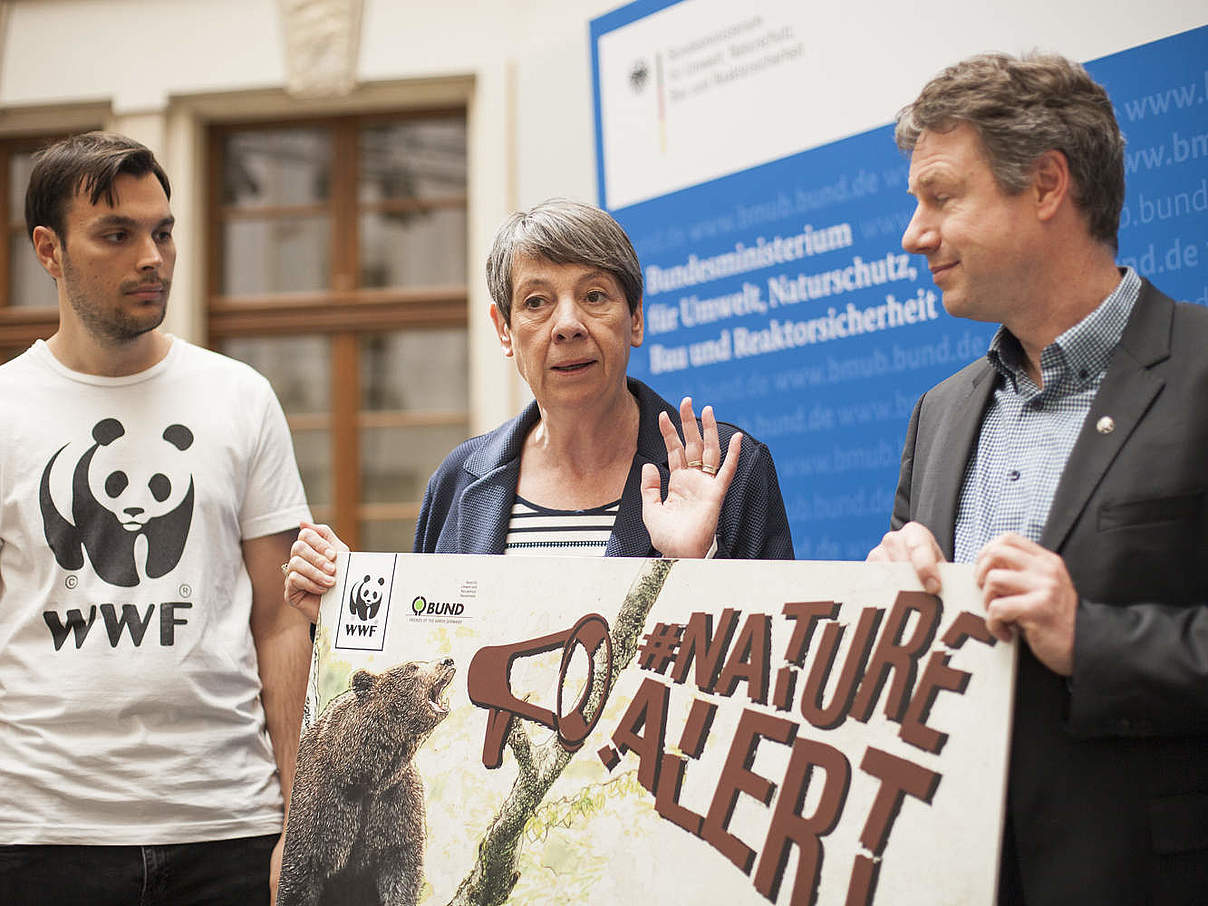 60.000 Stimmen gegen schwächeren Naturschutz - #NatureAlert-Petitionsübergabe © David Biene / WWF 