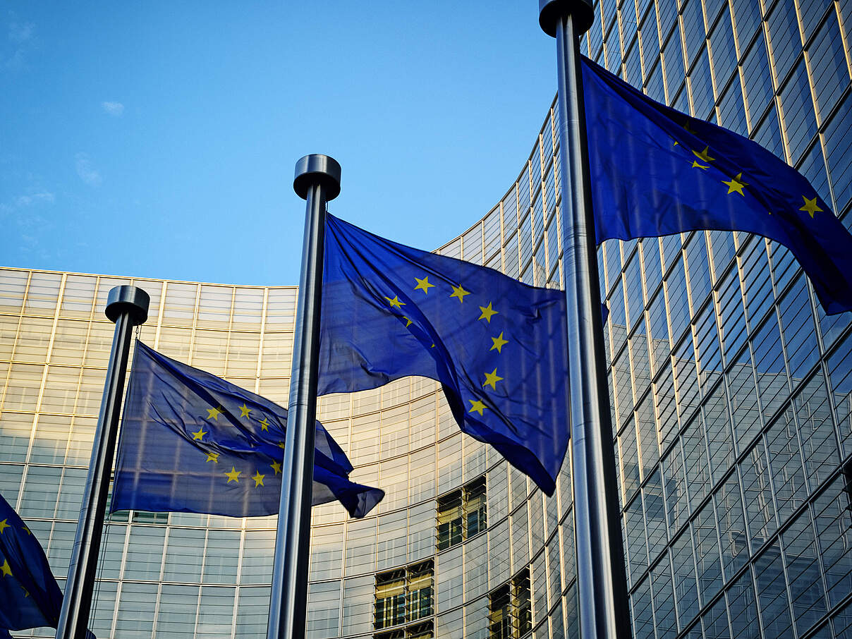 EU Flaggen vor Kommission © Symbiot / iStock / Getty Images
