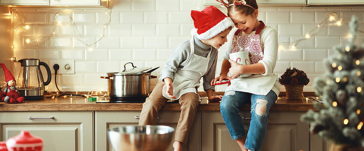 Kinder in der Küche an Weihnachten © Getty Images