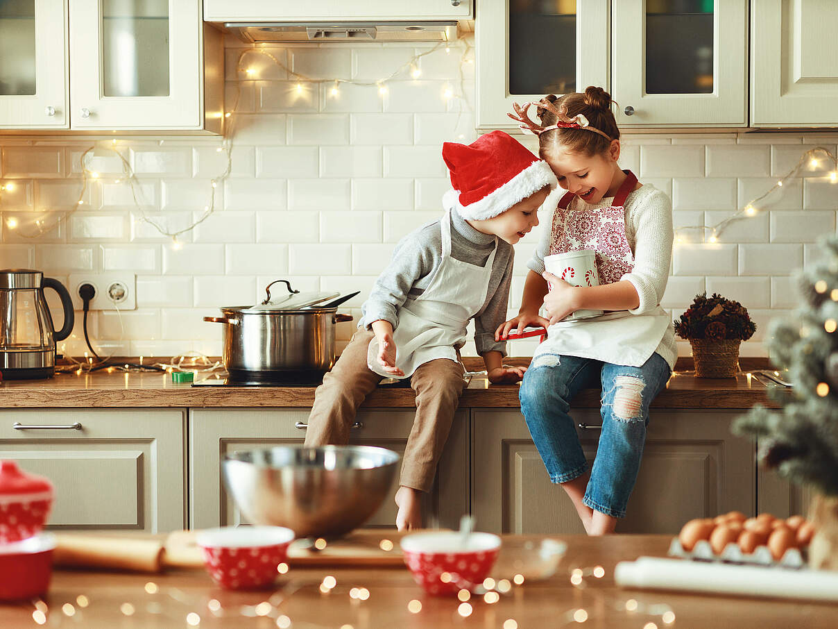 Kinder in der Küche an Weihnachten © Getty Images