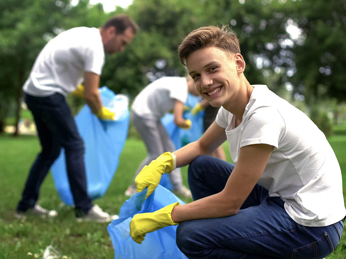 Müll sammeln im Park 