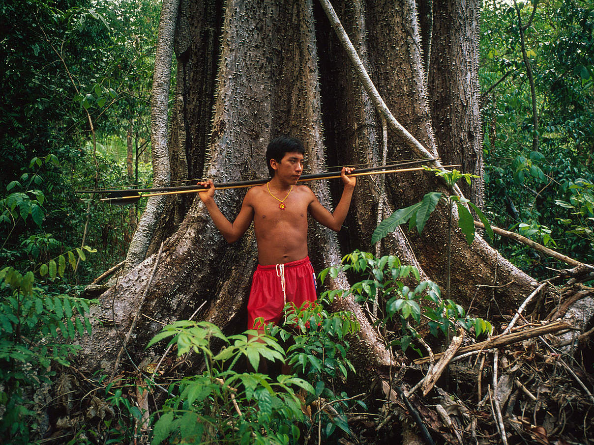 Yamomami-Jäger im Amazonasgebiet der Provinz Roraima in Brasilien © Nigel Dickinson / WWF