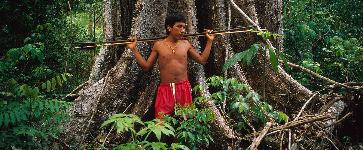 Yamomami-Jäger im Amazonasgebiet der Provinz Roraima in Brasilien © Nigel Dickinson / WWF