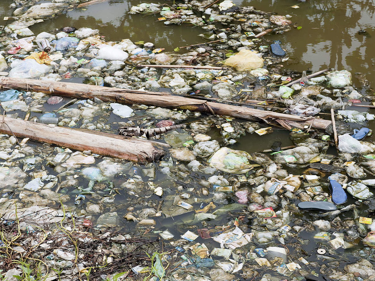 Plastikmüll im Wasser (Philippinen) © Jürgen Freund