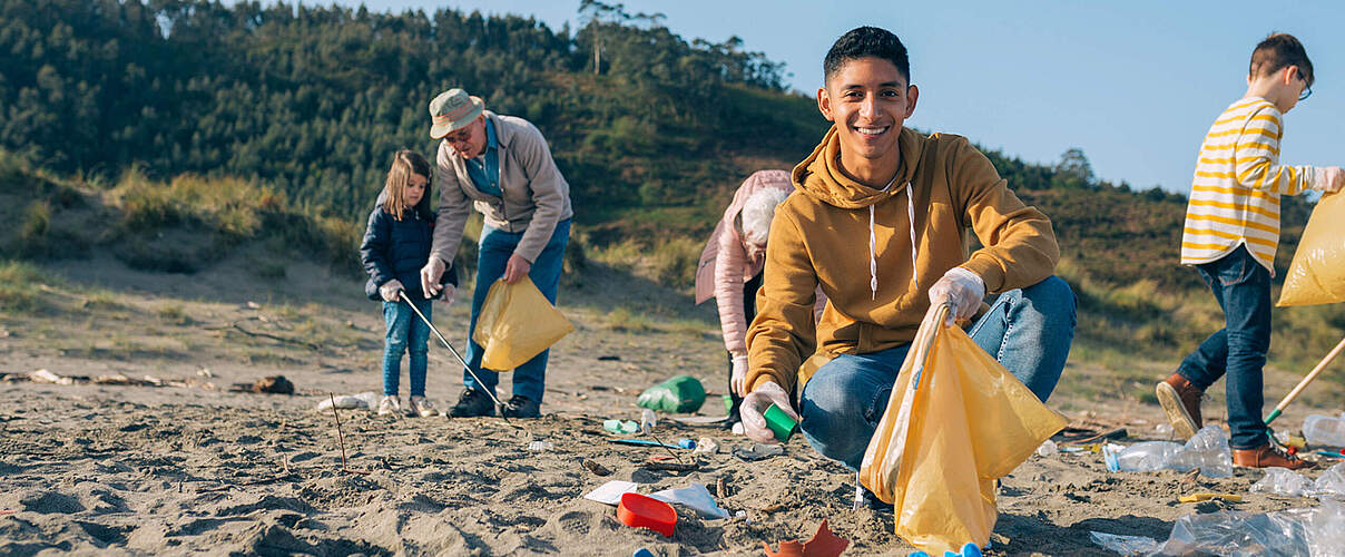 Familie sammelt Müll am Strand © GettyImages