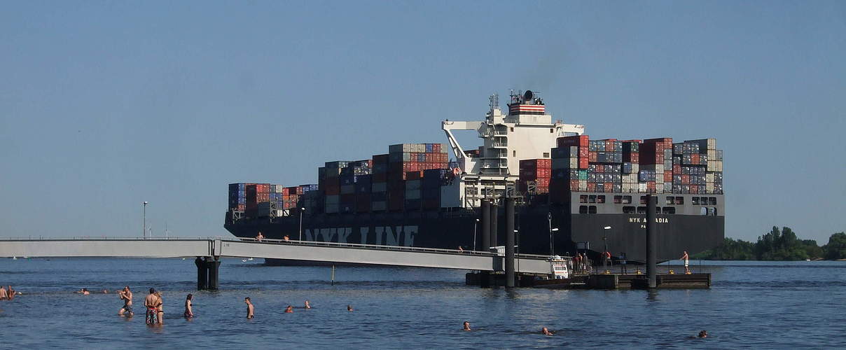 Containerschiff auf der Elbe © Britta König / WWF