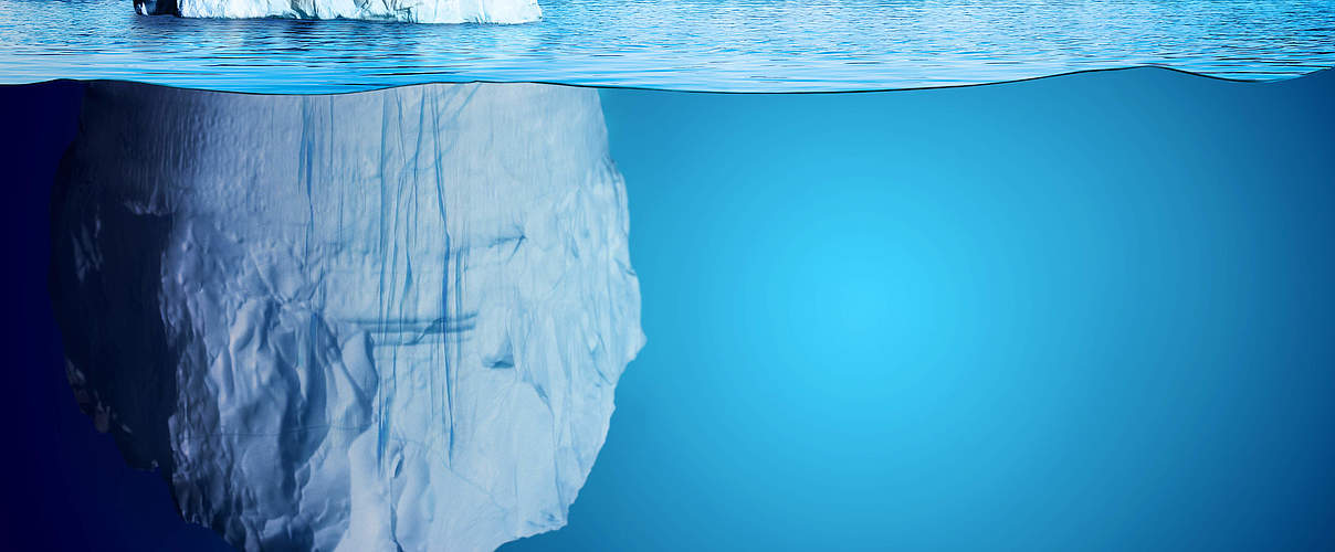 Unterwasseransicht eines Eisbergs mit schönem Polarmeer © Getty Images