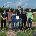 Gewinner:innen "WWF-Ostsee-Landwirt:in 2023" mit ihrer Auszeichnung © Laura Baumann / WWF