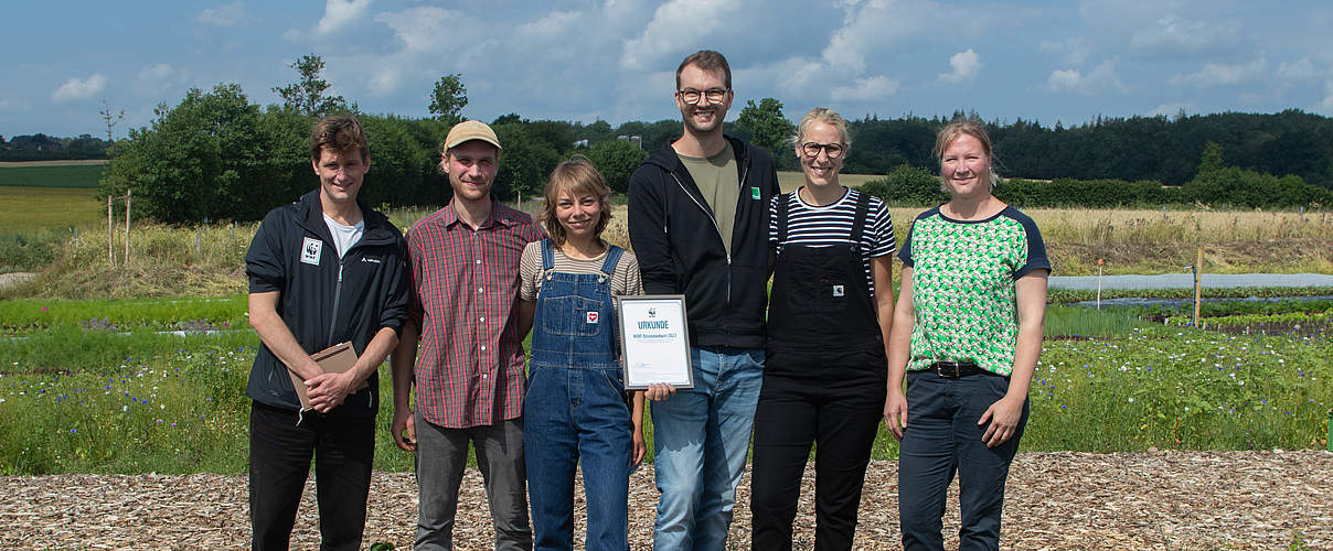 Gewinner:innen "WWF-Ostsee-Landwirt:in 2023" mit ihrer Auszeichnung © Laura Baumann / WWF