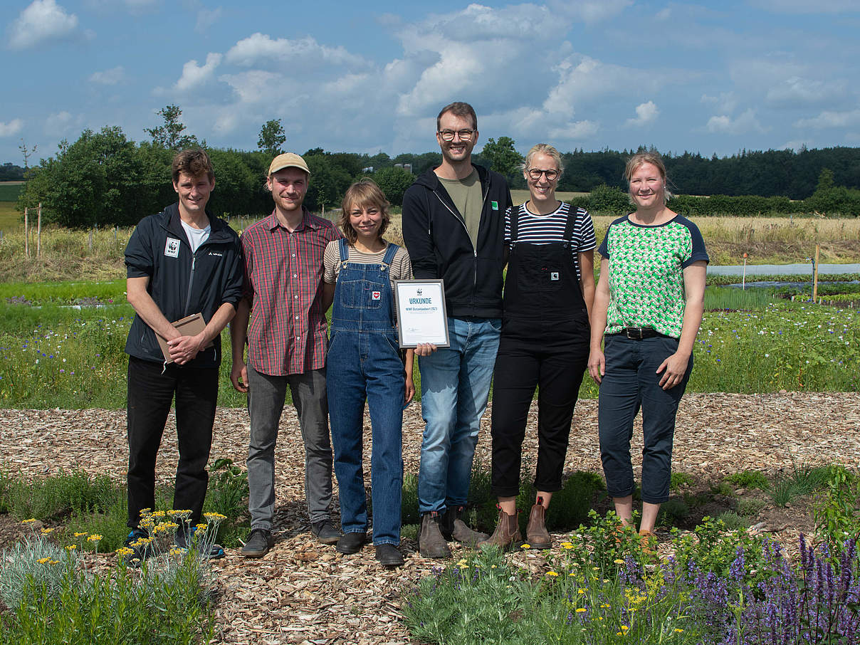 Gewinner:innen "WWF-Ostsee-Landwirt:in 2023" mit ihrer Auszeichnung © Laura Baumann / WWF