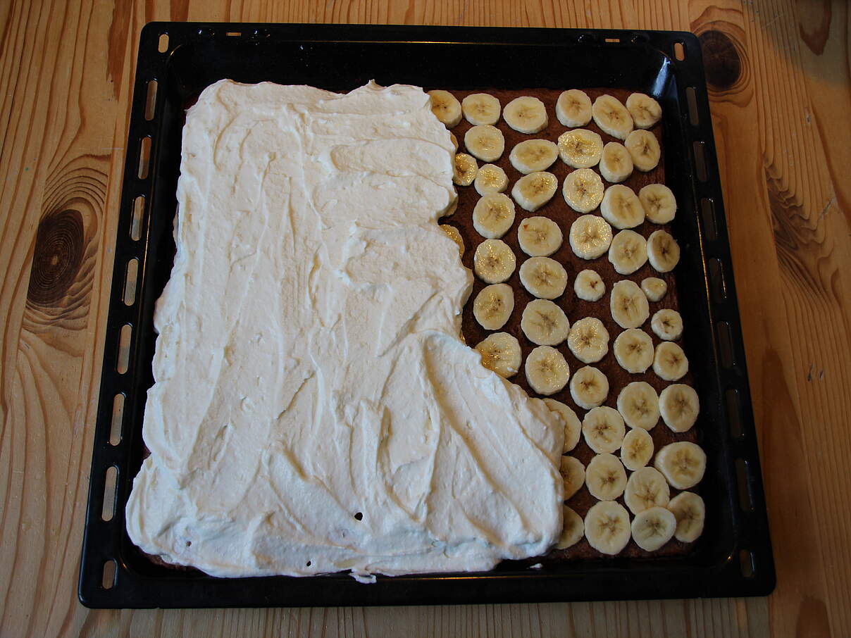 Die Creme kommt auf die Bananenscheiben