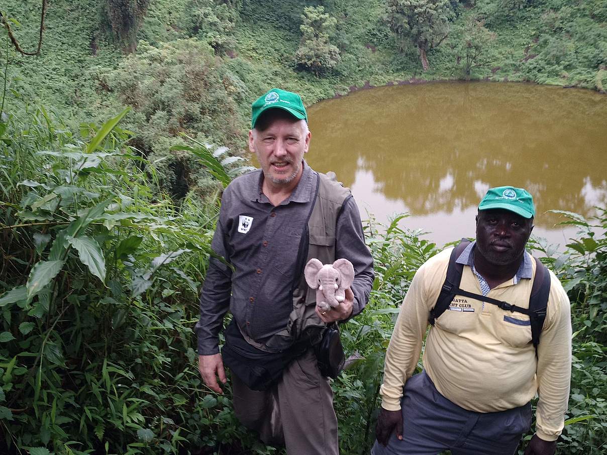 WWF Waldelefanten-Koordinator Thomas Breuer mit einheimischen Elefantenexperten am Mount Kamerun © Thomas Breuer / WWF WWF Waldelefanten-Koordinator Thomas Breuer mit einheimischen Elefantenexperten am Mount Kamerun © Thomas Breuer / WWF